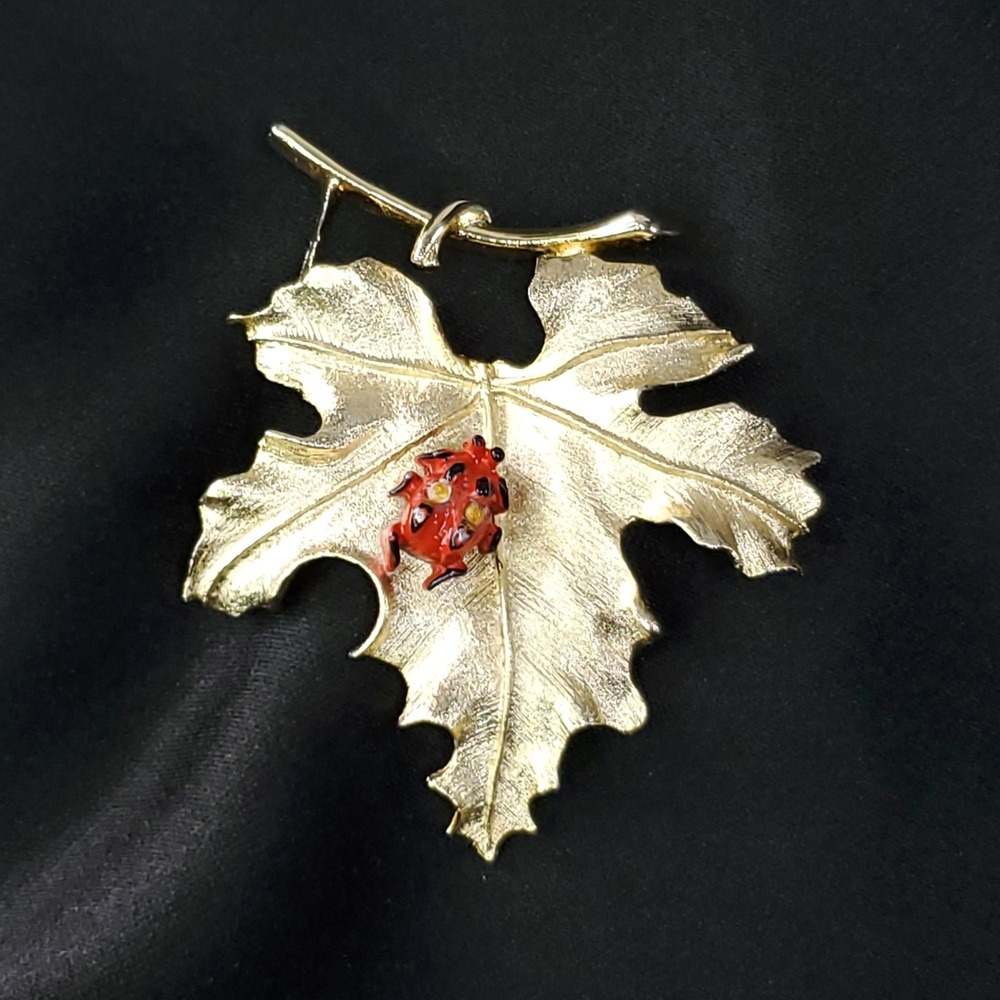 VTG Sarah Coventry "Bit O' Fantasy" brooch 1966 gold-tone leaf With ladybug - Picture 6 of 9